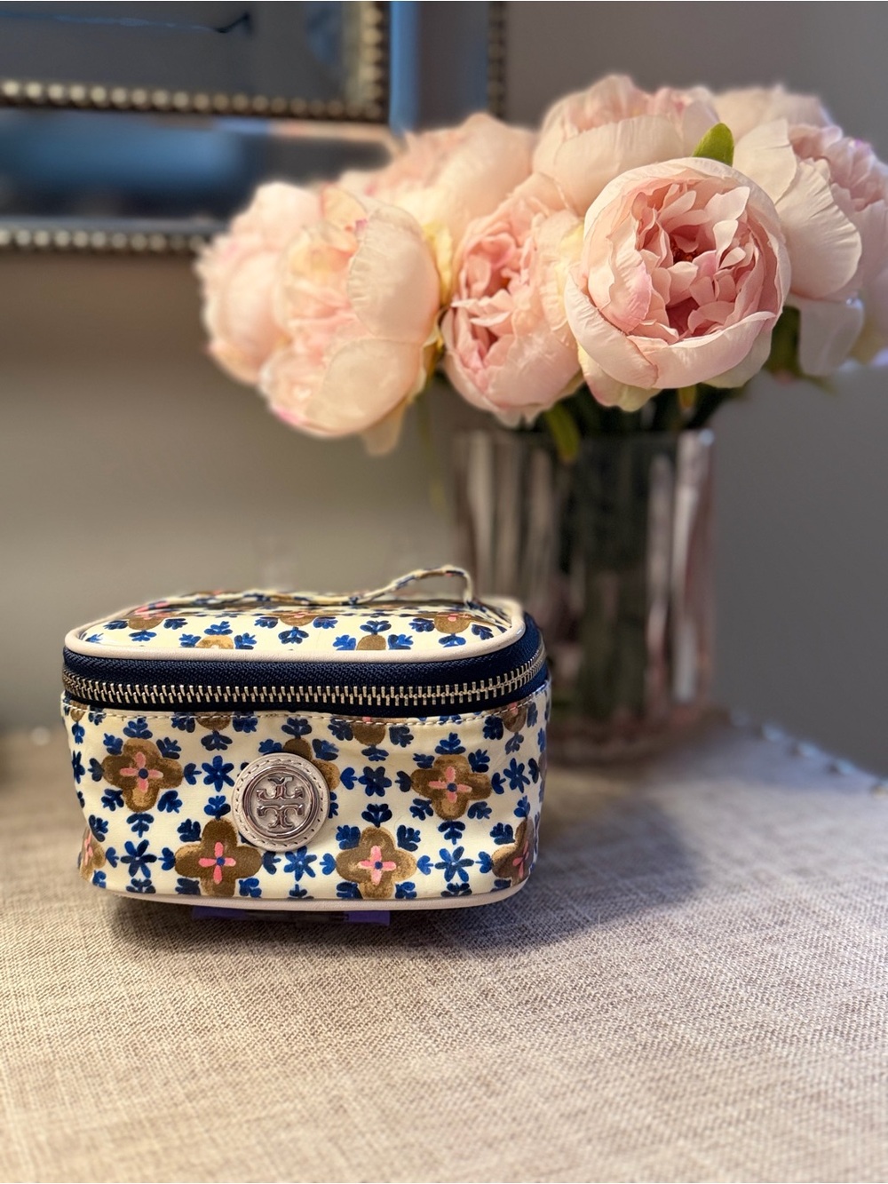 Tory Burch EUC Cream Floral Zip Jewelry Case with Navy and Gold Accents